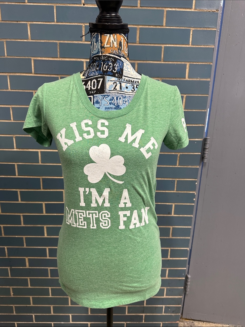 PINK Victoria's Secret Green 'Kiss Me I'm a Mets Fan' Graphic Tee